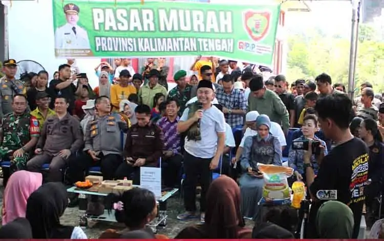 Gubernur Kalimantan Tengah (Kalteng), Sugianto Sabran, bersama rombongan melanjutkan kunjungan kerjanya ke Kabupaten Murung Raya dengan menggelar pasar murah di Kecamatan Laung Tuhup, Jumat (11/10).