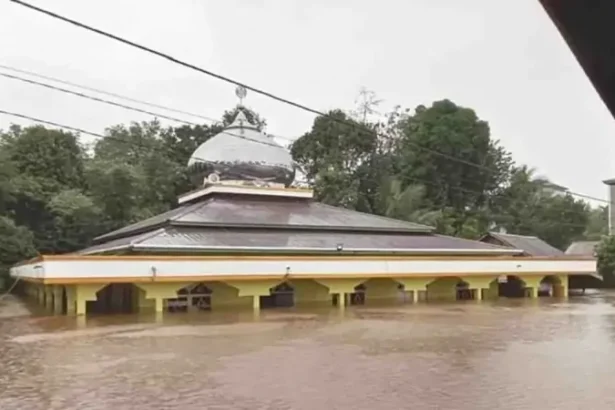 Banjir yang terjadi di Kabupaten Murung Raya, saat ini menyebabkan ribuan rumah terendam, bahkan akses jalan dalam Kota Puruk Cahu sendiri bisa dikatakan lumpuh.