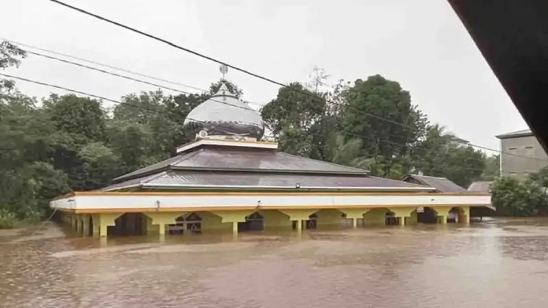 Banjir yang terjadi di Kabupaten Murung Raya, saat ini menyebabkan ribuan rumah terendam, bahkan akses jalan dalam Kota Puruk Cahu sendiri bisa dikatakan lumpuh.