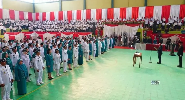 PENGUKUHAN - Sebanyak 110 Kepala Desa, 596 anggota Badan Permusyawaratan Desa (BPD), dan 110 Ketua Tim Penggerak PKK tingkat desa di Kabupaten Murung Raya resmi dikukuhkan oleh Pj Bupati Murung Raya, Hermon, Kamis (19/9) pekan lalu.