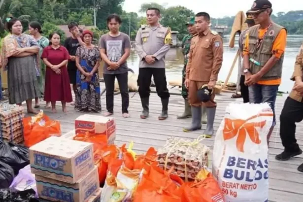 Pemkab Murung Raya Salurkan Bantuan Kepada Warga Terdampak Banjir