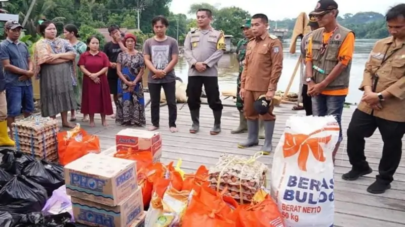Pemkab Murung Raya Salurkan Bantuan Kepada Warga Terdampak Banjir