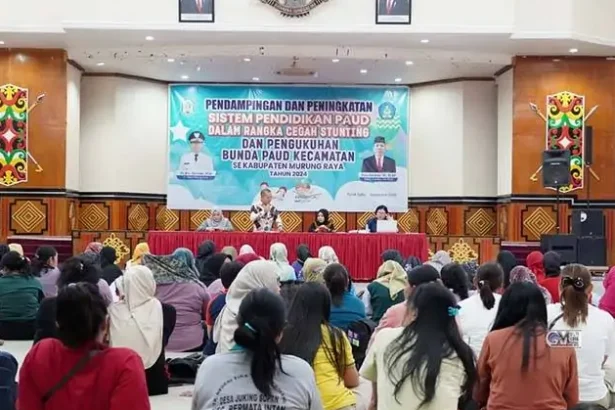 Kepala Dinas Pendidikan dan Kebudayaan (Disdikbud) Kabupaten Murung Raya, Putu Suranta, resmi menutup kegiatan Pendampingan dan Peningkatan Sistem Pendidikan Anak Usia Dini (PAUD) yang bertujuan untuk mencegah stunting. Acara ini berlangsung di GPU Tira Tangka Balang dan dihadiri oleh sekitar 200 guru PAUD dari sepuluh kecamatan.