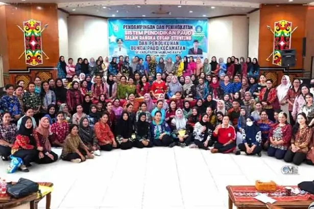 Pj Bupati Murung Raya, Hermon, bersama Pj Ketua Tim Penggerak PKK, Melsi Hermon, yang juga Bunda PAUD, membuka acara pendampingan dan peningkatan sistem pendidikan PAUD guna mencegah stunting, belum lama tadi, di GPU Tira Tangka Balang.
