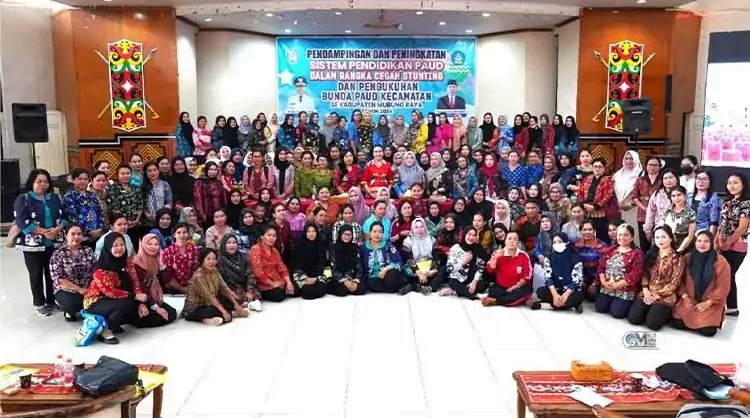Pj Bupati Murung Raya, Hermon, bersama Pj Ketua Tim Penggerak PKK, Melsi Hermon, yang juga Bunda PAUD, membuka acara pendampingan dan peningkatan sistem pendidikan PAUD guna mencegah stunting, belum lama tadi, di GPU Tira Tangka Balang.