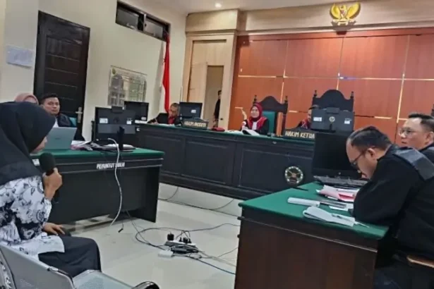 Guru Honorer Sdn 4 Baito Supriyani Saat Menjalani Sidang