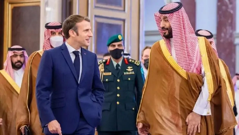 Presiden Prancis Emmanuel Macron Dan Putra Mahkota Arab Saudi Mohammed Bin Salman