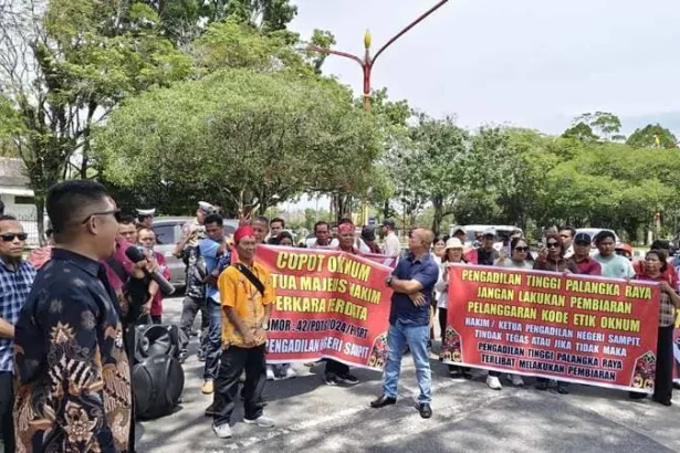 Aksi Tuntut Ketua Pn Sampit Dicopot