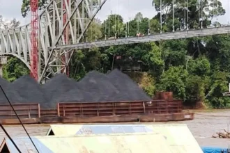Tongkang Lewat Jembatan Muara Teweh