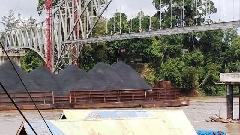 Tongkang Lewat Jembatan Muara Teweh