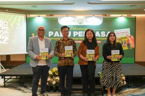 Gapki, Earthworm Foundation, Dan Japbusi Berkolaborasi Meluncurkan Panduan Umum Perjanjian Kerja Harian Untuk Kelapa Sawit Berkelanjutan (1)