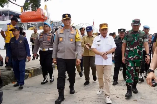 Gubernur Kalteng Kunjungi Pelabuhan Sampit