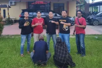 Penjual Emas Palsu