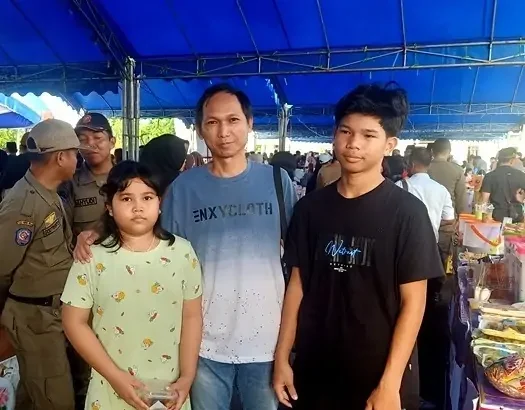 Angota DPRD Barito Utara,Patih Herman AB bersama keluarga mencari jajanan makanan kue untuk berbuka puasa, usai pembukaan oleh Pj Bupati Barito Utara