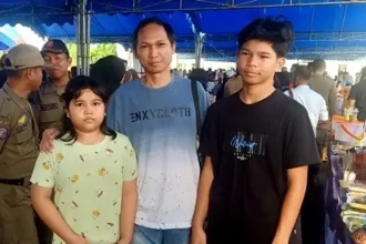 Angota DPRD Barito Utara,Patih Herman AB bersama keluarga mencari jajanan makanan kue untuk berbuka puasa, usai pembukaan oleh Pj Bupati Barito Utara