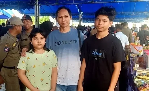 Angota DPRD Barito Utara,Patih Herman AB bersama keluarga mencari jajanan makanan kue untuk berbuka puasa, usai pembukaan oleh Pj Bupati Barito Utara