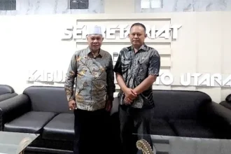 Anggota DPRD Hulu Sungai Utara (HSU) H Faturrahim A foto bersama dengan Plt Setwan barito Utara Sudiyono saat kunjungan kerja