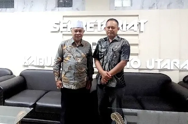 Anggota DPRD Hulu Sungai Utara (HSU) H Faturrahim A foto bersama dengan Plt Setwan barito Utara Sudiyono saat kunjungan kerja