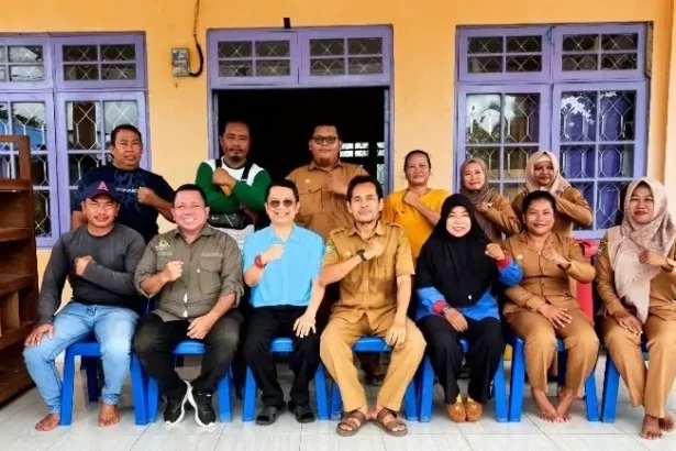 Ketua Komisi II DPRD Barito Utara, H Taufik Nugraha foto bersama dengan aparatur desa setempat usai menggelar pertemuan di Desa setempat