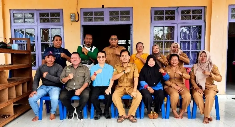Ketua Komisi II DPRD Barito Utara, H Taufik Nugraha foto bersama dengan aparatur desa setempat usai menggelar pertemuan di Desa setempat