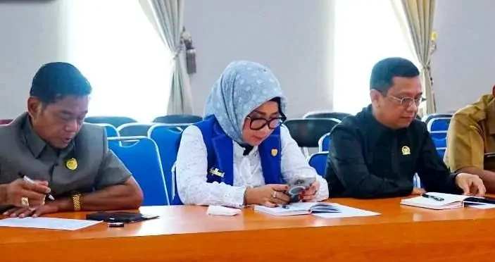Ketua Komisi I Hj Nety Herawati, Ketua Komisi II, H Taufik Nugraha dan Ketua Komisi III H Tajeri dan Plt Sekwan Sudiyono saat mengikuti kegiatan Konsultasi Publik Rancangan Awal Rencana Kerja Pemerintah Daerah (RKPD) Tahun 2026, Senin (10/3/2025).