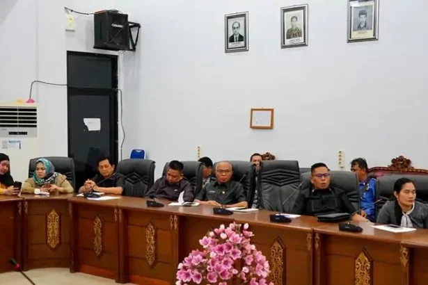 DPRD Barito Utara melaksanakan RDP dengan Pemkab, KPU dan Bawaslu terkait pelaksanaan PSU di ruang rapat DPRD setempat, Senin (10/3/2025)