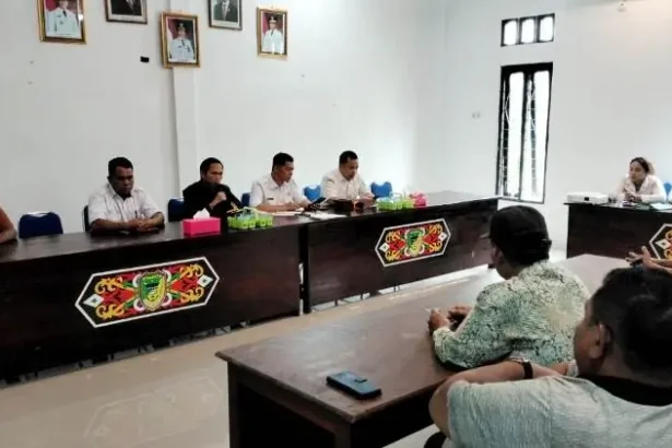 Anggota DPRD Barito Utara, Patih Herman AB saat melakukan pertemuan dengan tokoh agama, tokoh masyarakat dan Kepala Desa Lemo I, Sekdes Lemo I, pada saat kunjungan reses di desa setempat