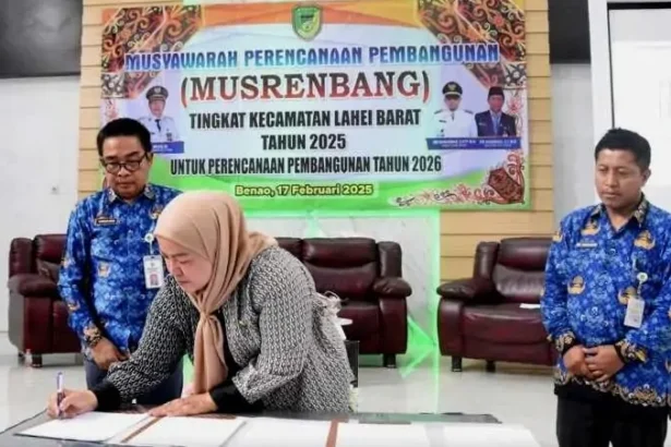 Wakil Ketua II DPRD Barito Utara, Hj Henny Rosgiaty Rusli bersama anggota DPRD lainnya saat menghadiri kegiatan Musrenbang Kecamatan Lahei Barat