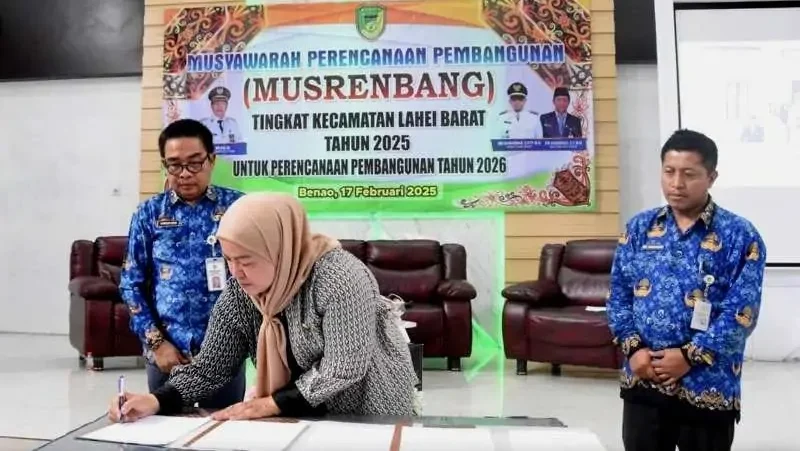 Wakil Ketua II DPRD Barito Utara, Hj Henny Rosgiaty Rusli bersama anggota DPRD lainnya saat menghadiri kegiatan Musrenbang Kecamatan Lahei Barat