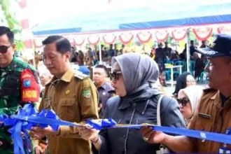 Ketua DPRD Barito Utara Hj Mery Rukaini didampingi Camat Montallat menyaksikan peresmian gedung Serbaguna di Kecamatan Montallat