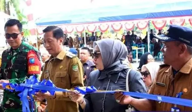 Ketua DPRD Barito Utara Hj Mery Rukaini didampingi Camat Montallat menyaksikan peresmian gedung Serbaguna di Kecamatan Montallat