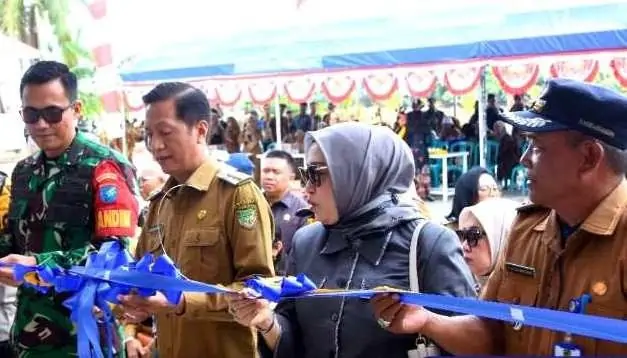 Ketua DPRD Barito Utara Hj Mery Rukaini didampingi Camat Montallat menyaksikan peresmian gedung Serbaguna di Kecamatan Montallat