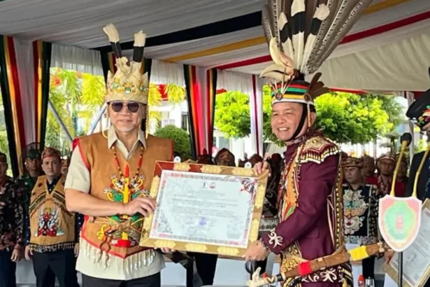 Zulhas Dapat Gelar Adat Dayak Kalteng