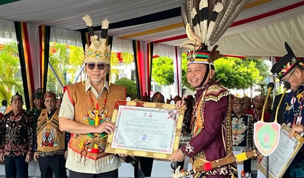 Zulhas Dapat Gelar Adat Dayak Kalteng