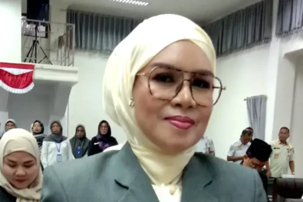 1404 Sri Neni Trianawati