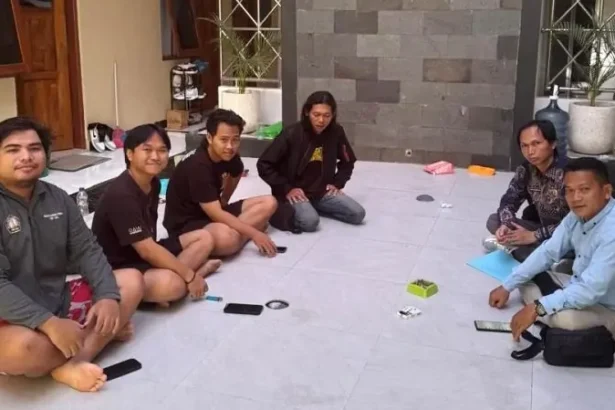 2504 Tinjau Mahasiswa