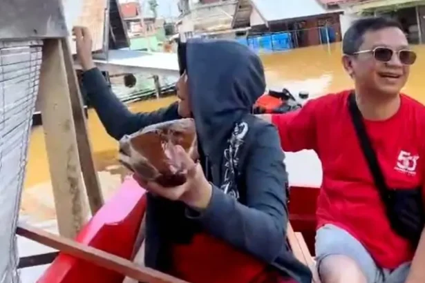 Taufik Salurkan Makanan