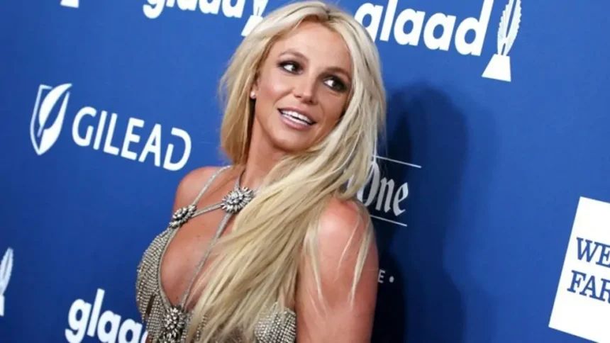 Britney Spears atau Xila Maria River Red