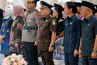 Anggota DPRD Barito Utara saat menghadiri wisuda mahasiswa STIE Muara Teweh, Selasa (3/6/2025).