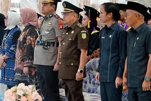 Anggota DPRD Barito Utara saat menghadiri wisuda mahasiswa STIE Muara Teweh, Selasa (3/6/2025).