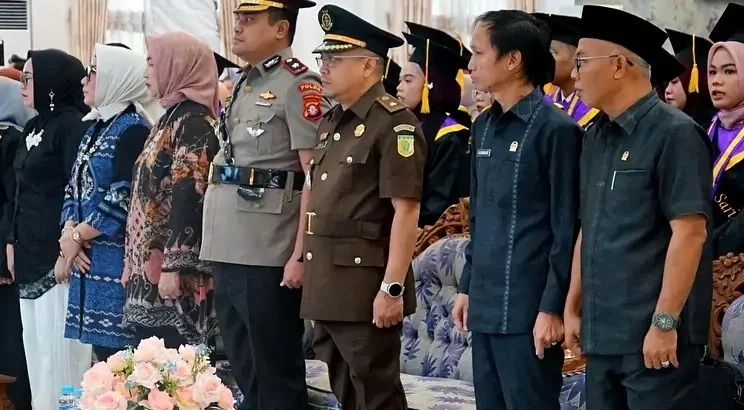 Anggota DPRD Barito Utara saat menghadiri wisuda mahasiswa STIE Muara Teweh, Selasa (3/6/2025).