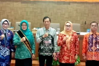 Ketua Komisi I DPRD Barito Utara,Hj Nety Herawati, Pj Ketua TP PKK, Ketua DWP dan Kepala Disdalduk KB dan P3A foto bersama dengan Sekda Barito Utara.