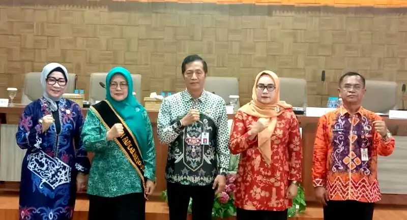 Ketua Komisi I DPRD Barito Utara,Hj Nety Herawati, Pj Ketua TP PKK, Ketua DWP dan Kepala Disdalduk KB dan P3A foto bersama dengan Sekda Barito Utara.