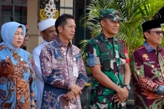 Ketua DPRD Barito Utara Hj Mery Rukaini bersama Pj Bupati, Sekda dan Dandim 1013 Mtw, serta pejabat lainnya sambut kedatangan Kapolda Kalteng di halaman Polres setempat