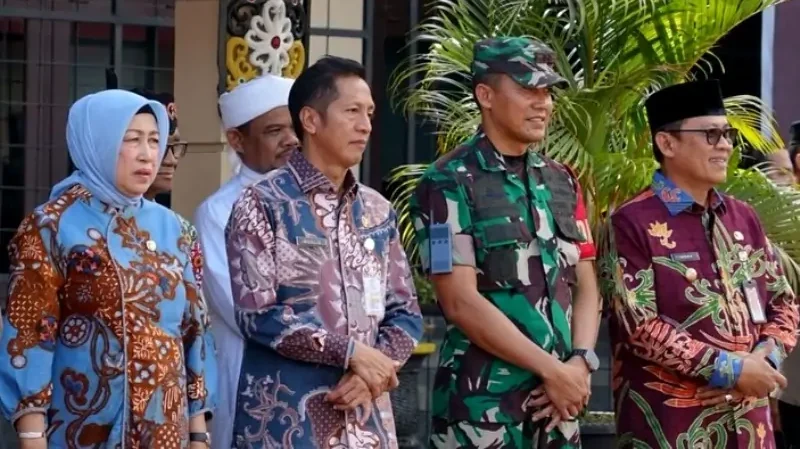 Ketua DPRD Barito Utara Hj Mery Rukaini bersama Pj Bupati, Sekda dan Dandim 1013 Mtw, serta pejabat lainnya sambut kedatangan Kapolda Kalteng di halaman Polres setempat