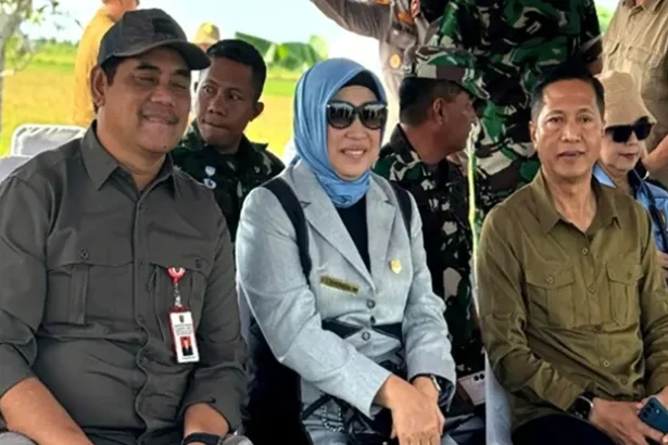 Ketua DPRD Kabupaten Barito Utara, Hj Ir Mery Rukaini, menyampaikan rasa senangnya dapat hadir dalam kegiatan Panen Raya Padi Serentak.