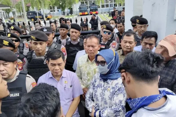Terima Massa Aksi