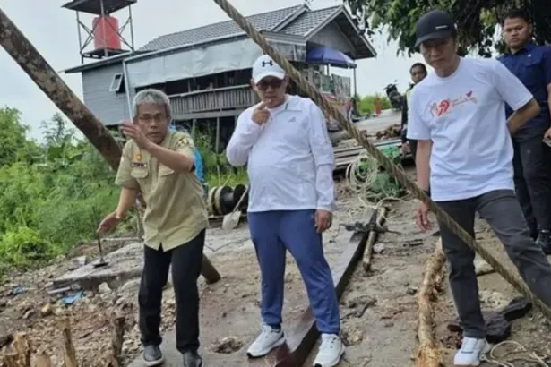 Tinjau Jembatan Longsor