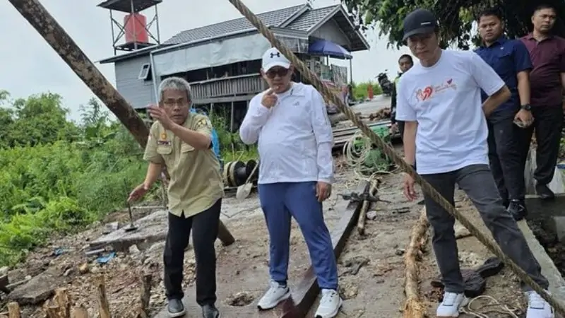 Tinjau Jembatan Longsor