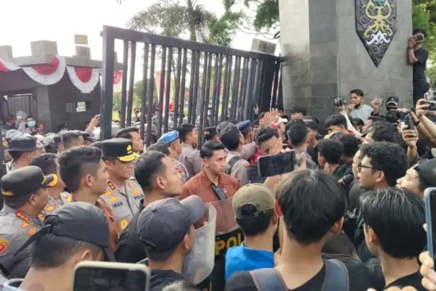 Demo Kapolda Kalteng